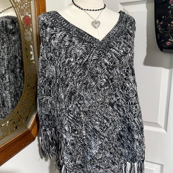 NWT John Paul Richard Black & White Crochet Knit Tassel Fringe Sweater Poncho OS - Picture 3 of 8